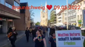 Wow ❤️ so viele tolle Menschen gehen in Braunschweig für Frieden und Selbstbestimmung auf die Straße by emy
