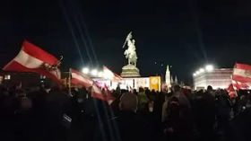 Konvoi der Freiheit in Wien am Abend des 11.02.2022 mit tausenden Teilnehmern und einem Fahnenmeer by emy