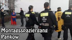 Anstandslose Abstandspolizei 👮‍♂️ auf dem Montagsspaziergang Pankow, Basis Band besser als die Polizei erlaubt am […] by emy