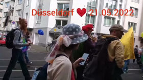 Frieden schaffen ohne Waffen und Selbstbestimmung auf die Straße.  Düsseldorf ❤️ 21.05.2022 by emy
