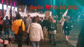 Lust auf einen 2min Spaziergang durch Berlin? Verspreche, es gehen nur nette Menschen mit.  ❤️❤️❤️ by emy