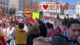 TV zeigt es nicht. Hunderttausende Menschen in Madrid für Selbstbestimmung, Frieden auf der Straße❤️ by emy