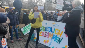 Giovannas hervorragende Rede auf der #friedlichzusammen Demo am 15.01.22 in Berlin by emy