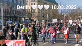 Schon sehr früh sind echt viele Menschen in Berlin für alle auf der Straße 🤍 So schön 🤍 Dankeschön by emy